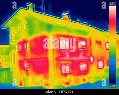 Thermovision infrarouge image montrant l'absence d'isolation thermique sur façade maison avec ou sans Banque D'Images