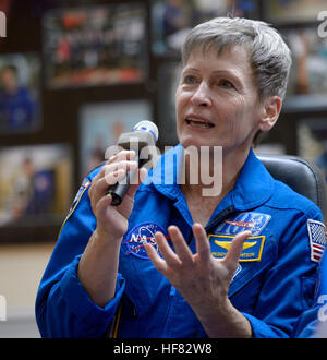 L'astronaute de la NASA Peggy Whitson est vue en quarantaine avant son lancement vers la Station spatiale internationale, avec le cosmonaute Oleg Novitskiy et l'astronaute Thomas Pesquet. L'équipage se prépare pour sa mission de six mois à partir du cosmodrome de Baïkonour. Banque D'Images