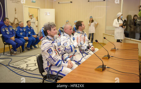 Expedition 50 L'astronaute de la NASA Peggy Whitson, gauche, le cosmonaute russe Oleg Novitski de Roscosmos, centre, et l'astronaute Thomas Pesquet parler à des amis, de la famille et des gestionnaires de la mission, que la sauvegarde de l'équipage l'astronaute de l'ESA Paolo Nespoli, l'arrière gauche, le cosmonaute russe Fyodor Yurchikhin de Roscosmos, retour centre, et l'astronaute de la NASA Jack Fischer sur regarder, Jeudi, Novembre 17, 2016, à Baïkonour, au Kazakhstan. Whitson, Novitskiy, Pesquet et lancé dans leur vaisseau Soyouz MS-03 à la Station spatiale internationale pour commencer une mission de six mois. La GCTC/Irina Peshkova) Banque D'Images