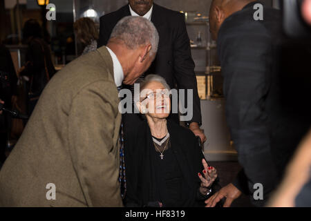 L'administrateur de la NASA Charles Bolden, à gauche, et l'ancien astronaute de la NASA Leland Melvin, droite, parler à la NASA "les droits de l'ordinateur" Katherine Johnson, centre, lors de la réception en l'honneur de la NASA "les ordinateurs" le Jeudi, Décembre 1, 2016, à la Virginia Air and Space Center à Hampton, VA. Par la suite, les invités ont assisté à la première de "Chiffres cachés" un film qui stars Taraji P. Henson que Katherine Johnson, le mathématicien, physicien américain africain, et de l'espace scientifique, qui a calculé les trajectoires de vol de John Glenn's premier vol orbital en 1962. Également en vedette sont Octavi Banque D'Images