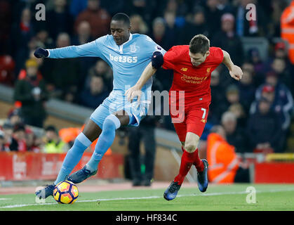 Giannelli Imbula (à gauche) de Stoke City et James Milner (à droite) de Liverpool se battent pour le ballon lors du match de la Premier League à Anfield, Liverpool. APPUYEZ SUR ASSOCIATION photo. Date de la photo: Mardi 27 décembre 2016. Voir PA Story FOOTBALL Liverpool. Le crédit photo devrait se lire: Martin Rickett/PA Wire. RESTRICTIONS : aucune utilisation avec des fichiers audio, vidéo, données, listes de présentoirs, logos de clubs/ligue ou services « en direct » non autorisés. Utilisation en ligne limitée à 75 images, pas d'émulation vidéo. Aucune utilisation dans les Paris, les jeux ou les publications de club/ligue/joueur unique. Banque D'Images