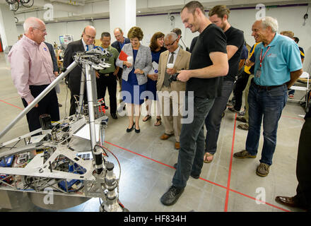 Administrateur associé adjoint pour la technologie spatiale de la NASA, Andrucyk Direction de mission de Dennis, Rép. de gauche américain Jim McGovern, D-Mass., deuxième à gauche, WPI Président Laurie Leshin, centre, et l'administrateur de la NASA Charles Bolden, deuxième à droite, regardez comme Jascha peu démontre comment l'équipe de l'enquête robot ramasse un échantillon au cours d'une visite de la fosse du robot à l'échantillon 2016 Défi Robot retour le mardi, 6 septembre 2016 au Worcester Polytechnic Institute (WPI) à Worcester, Mass. Sept équipes sont en compétition pour un $1.36 millions de bourse de la NASA. Les équipes seront tenus de démontrer autonomou Banque D'Images