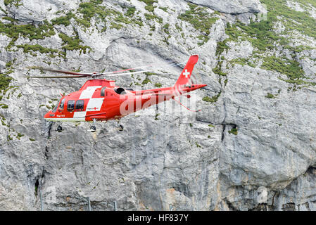 Sauvetage REGA Swiss Air Agusta A109 Flying près du Mont Pilatus Banque D'Images