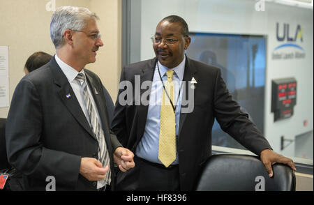 L'Administrateur associé par intérim de la direction de mission Scientifique de la NASA Geoffrey Yoder, à gauche, des entretiens avec le vice-administrateur associé de la NASA's Science Mission Direction Gregory Robinson, droite, en avant du lancement de l'Alliance Lancement fusée Atlas V transportant les origines de la NASA, l'interprétation, l'identification des ressources spectrales, Security-Regolith Explorer (OSIRIS-REx) dans le centre d'opérations de vol dans l'Atlas V le Jeudi, 8 septembre 2016, à Cap Canaveral Air Force Station en Floride. OSIRIS-REx sera la première mission américaine d'échantillonner un astéroïde, récupérer au moins deux onces de surface Banque D'Images