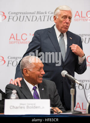 Steny Hoyer (représentant D- Md.) accueille l'administrateur de la NASA Charles Bolden lors d'une table ronde sur "Les femmes en tige : un écart entre les sexes à l'Innovation" à l'Assemblée annuelle du Congrès législatif (ALC), tenue par le Congressional Black Caucus, jeudi, 15 Septembre, 2016 au Centre des Congrès de Washington à Washington. Aubrey Gemignani) Banque D'Images