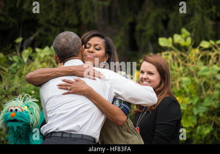 Le président Barack Obama donne à la Première Dame Michelle Obama une accolade à la récolte de la Maison Blanche Cuisine Jardin le Jeudi, Octobre 6, 2016 à Washington. La Première Dame a invité la NASA, des étudiants de partout au pays, et d'autres invités, à participer à la pêche de son jardin final à la Maison Blanche. Au printemps, la NASA se sont joints à la Première dame à planter des graines dans le jardin, y compris les plants de la même variété de laitue qui a été cultivé sur la Station spatiale internationale dans le cadre de la Veggie expérience. La récolte des cultures d'origine Lindgren de laitue sur la Station spatiale durin Banque D'Images