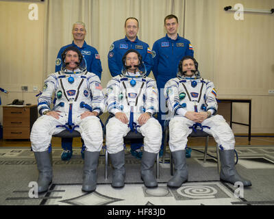 L'équipage de l'expédition 49 pose au cosmodrome de Baïkonour, au Kazakhstan, avant leur répétition de vêtements de contrôle. L'équipage comprend Shane Kimbrough (NASA), Sergey Ryzhikov (Roscosmos), et Andrey Borisenko (Roscosmos), avec les membres de soutien Mark Vande Hei (NASA), Alexander Misurkin (Roscosmos), et Nikolai Tikhonov (Roscosmos). Le lancement de la mission est prévu pour le 19 octobre. Banque D'Images