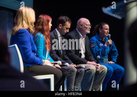 L'astronaute de la NASA Serena Auñon Chancelier, droit, parle d'un panel intitulé, "Pas seulement pour visiter, mais pour rester," y compris le Dr Ellen Stofan modérateur, expert scientifique en chef, NASA ; Heather Hava, Université du Colorado ; Jason Dunn, réalisés dans l'espace ; et Red Whittaker, Astrobotic ; à la Maison Blanche Frontières Conference Jeudi, 13 octobre 2016 à l'Université Carnegie Mellon à Pittsburgh, PA. La Maison Blanche Frontières Conférence, organisée par le président Obama, et co-organisé par l'Université de Pittsburgh et l'Université Carnegie Mellon, explore l'avenir de l'innovation en mettant l'accent sur la construction de la pac aux États-Unis Banque D'Images