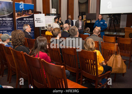 L'astronaute de la NASA Serena Auñon Chancelier parle de la Station spatiale internationale à la Maison Blanche l'astronomie Conférence frontières nuit à l'Observatoire Allegheny, jeudi, 13 octobre, 2016 à l'Université de Pittsburgh en Pennsylvanie. La Maison Blanche Frontières Conférence, organisée par le président Obama, et co-organisé par l'Université de Pittsburgh et l'Université Carnegie Mellon, explore l'avenir de l'innovation en mettant l'accent sur la construction de la capacité américaine de la science et de la technologie. Aubrey Gemignani) Banque D'Images