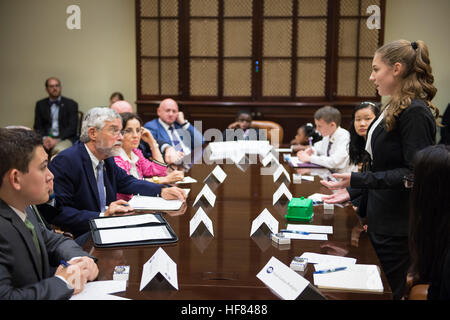 Conseiller scientifique pour enfants Tylar Hedrick parle d'assistant du Président pour la science et la technologie, le Dr John Holdren, deuxième à gauche, l'administrateur de la NASA Charles Bolden, les astronautes Scott et Mark Kelly, National Science Foundation et directeur France Cordova, troisième à partir de la gauche, au cours d'une réunion avec 11 conseillers scientifiques pour enfants pour discuter de ce qu'ils pensent est important dans la science, la technologie et l'innovation, le vendredi 21 octobre 2016, à la Maison Blanche. Après une question de 9 ans, Jacob Leggette à la Maison Blanche à propos de l'Expo-sciences de savoir si le président Obama avait un gosse Conseiller scientifique, le Livre blanc Banque D'Images