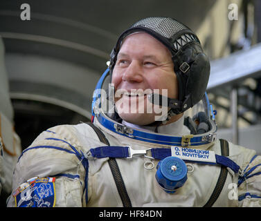 En octobre 2016, les membres de l'équipage de l'expédition 50, dont Oleg Novitskiy, Peggy Whitson et Thomas Pesquet, ont terminé les examens de pré-lancement au Centre de formation des cosmonautes Gagarine, préparant leur mission à destination de la Station spatiale internationale, en se concentrant sur la préparation, les systèmes spatiaux et la coordination. Banque D'Images