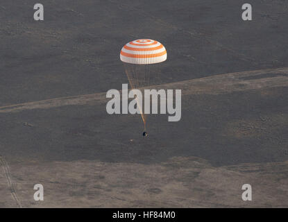 L'engin spatial Soyouz MS-01 est vu comme il terres avec les membres de l'équipage Expedition 49 L'astronaute de la NASA Kate Rubins, le cosmonaute russe Anatoly Ivanishin de Roscosmos, astronaute et Takuya Onishi de l'Agence japonaise d'exploration aérospatiale (JAXA) près de la ville de Zhezkazgan, le Kazakhstan le dimanche, Octobre 30, 2016 (temps). Kazakh Rubins, Ivanishin, Onishi et reviennent après 115 jours dans l'espace où ils ont servi en tant que membres de l'Expédition 48 et 49 équipages à bord de la Station spatiale internationale. Banque D'Images