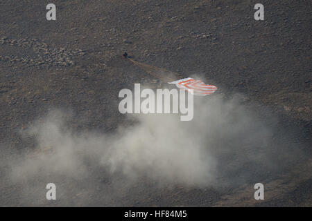 L'engin spatial Soyouz MS-01 est vu comme il terres avec les membres de l'équipage Expedition 49 L'astronaute de la NASA Kate Rubins, le cosmonaute russe Anatoly Ivanishin de Roscosmos, astronaute et Takuya Onishi de l'Agence japonaise d'exploration aérospatiale (JAXA) près de la ville de Zhezkazgan, le Kazakhstan le dimanche, Octobre 30, 2016 (temps). Kazakh Rubins, Ivanishin, Onishi et reviennent après 115 jours dans l'espace où ils ont servi en tant que membres de l'Expédition 48 et 49 équipages à bord de la Station spatiale internationale. Banque D'Images