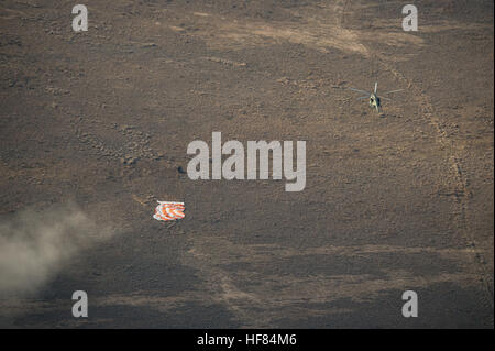 Les équipes russes de recherche et de sauvetage arrivent au site d'atterrissage du Soyouz MS-01 près de Zhezkazgan, au Kazakhstan, pour récupérer les membres de l'équipage de l'expédition 49, dont l'astronaute de la NASA Kate Rubins, le cosmonaute russe Anatoly Ivanishin et l'astronaute de la JAXA Takuya Onishi après 115 jours à bord de la Station spatiale internationale. Banque D'Images