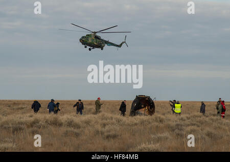 Des équipes russes de recherche et de sauvetage arrivent pour aider l'équipage du Soyouz MS-01 après l'atterrissage au Kazakhstan. L’astronaute Kate Rubins, ainsi que les cosmonautes Anatoly Ivanishin et Takuya Onishi, ont achevé leur mission de 115 jours à bord de la Station spatiale internationale, contribuant ainsi à divers projets de recherche scientifique. Banque D'Images