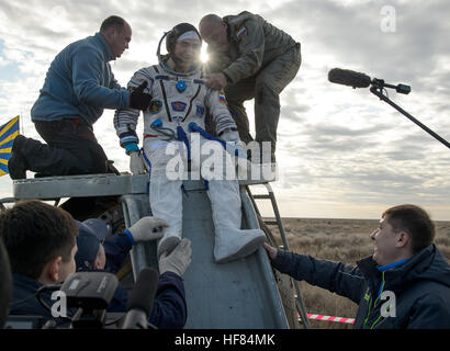 Le cosmonaute russe Anatoly Ivanishin, l'astronaute de la NASA Kate Rubins et l'astronaute de la JAXA Takuya Onishi retournent sur Terre après 115 jours à bord de la Station spatiale internationale. Ils débarquent au Kazakhstan le 30 octobre 2016, complétant les expéditions 48 et 49. Banque D'Images