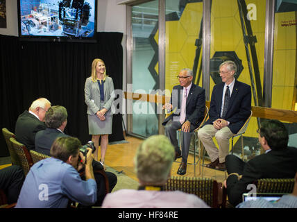 L'Officier des affaires publiques de la NASA Stéphanie Schierholz, gauche, modère une session de questions-réponses avec l'administrateur de la NASA Charles Bolden, deuxième à gauche, et le télescope spatial James Webb Chef de projet Senior Scientist John Mather, droite, lors d'un événement médiatique le mercredi, Novembre 2, 2016 au Centre de Vol Spatial Goddard de la NASA à Greenbelt (Maryland) Le Télescope Spatial James Webb, le plus grand et le plus complexe spatial Hubble, étudiera toutes les phases de l'histoire de l'univers ; à partir de la première brille lumineux du Big Bang, à la formation des systèmes planétaires capable de supporter la vie, à l'evolut Banque D'Images