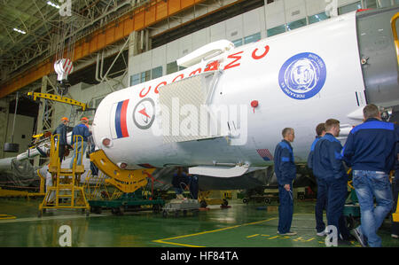 La fusée Soyouz et Soyouz MS-03 sonde sont assemblées Dimanche, Novembre 13, 2016 au cosmodrome de Baïkonour au Kazakhstan. L'astronaute de la NASA Peggy Whitson, le cosmonaute russe Oleg Novitski de Roscosmos, et l'astronaute Thomas Pesquet va lancer à partir du cosmodrome de Baïkonour au Kazakhstan le matin du 18 novembre (temps kazakh.) Tous les trois aura dépensé environ six mois sur le complexe orbital. Alexander Vysotsky) Banque D'Images