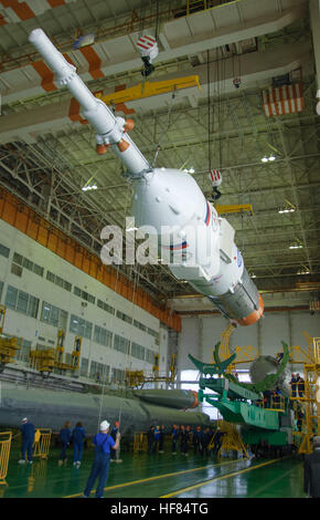 La fusée Soyouz et Soyouz MS-03 sonde sont assemblées Dimanche, Novembre 13, 2016 au cosmodrome de Baïkonour au Kazakhstan. L'astronaute de la NASA Peggy Whitson, le cosmonaute russe Oleg Novitski de Roscosmos, et l'astronaute Thomas Pesquet va lancer à partir du cosmodrome de Baïkonour au Kazakhstan le matin du 18 novembre (temps kazakh.) Tous les trois aura dépensé environ six mois sur le complexe orbital. Alexander Vysotsky) Banque D'Images