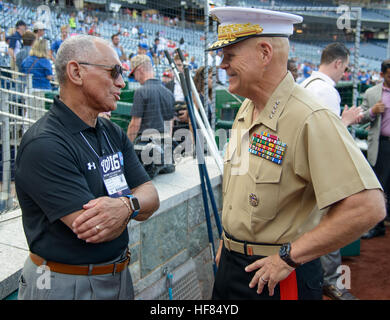 Charles Bolden, administrateur de la NASA, discute de la politique spatiale avec le général Robert B. Neller avant un match de baseball au Nationals Park, Washington, symbolisant la collaboration entre la NASA et les dirigeants militaires. Banque D'Images