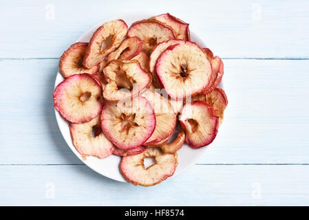 Les pommes chips déshydratée dans un bol de fruits, collation santé, vue du dessus Banque D'Images