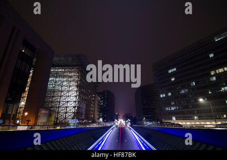 Tunnel urbain et le trafic la nuit à Bruxelles Banque D'Images