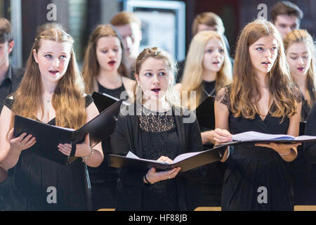 Intérieur de la Cathédrale de Manchester au cours d'un service. Chetham's School of Music chœur chante Banque D'Images