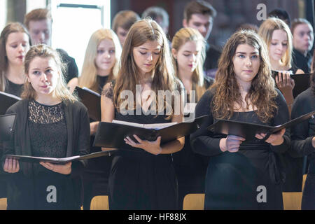 Intérieur de la Cathédrale de Manchester au cours d'un service. Chetham's School of Music chœur chante Banque D'Images