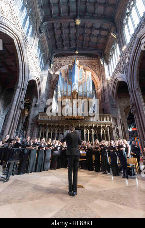 Intérieur de la Cathédrale de Manchester au cours d'un service. Chetham's School of Music chœur chante Banque D'Images