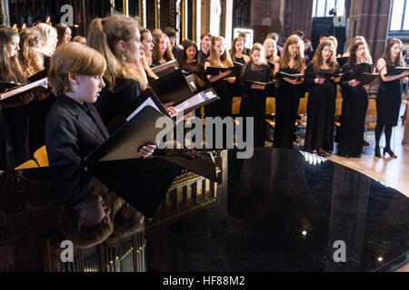 Intérieur de la Cathédrale de Manchester au cours d'un service. Chetham's School of Music chœur chante Banque D'Images