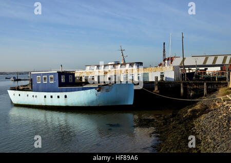 Bateaux sur le quai de Burnham-on-Crouch, Essex Banque D'Images