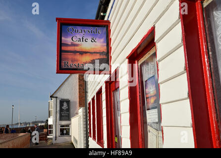 Le quai d'un café et d'Public House sur le quai à Burnham-on-Crouch en Essex Banque D'Images