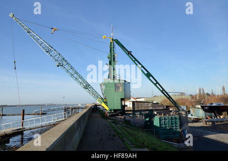 Grue d'un chantier sur le quai à Burnham-on-Crouch en Essex Banque D'Images