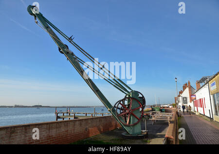 Grue d'un chantier sur le quai à Burnham-on-Crouch en Essex Banque D'Images