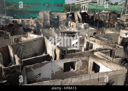 Quezon City, Philippines. 28 Dec, 2016. Les philippins cherche les matériaux récupérables suite à un incendie lors d'une colonie de peuplement informel dans la ville de Quezon, à l'est de Manille le mercredi. Selon des rapports, une personne âgée est décédée à 1000 familles ont été déplacées par un grand feu dans la nuit de mardi. © Richard James Mendoza/Pacific Press/Alamy Live News Banque D'Images