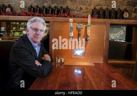 Los Angeles, Californie, USA. 7 Décembre, 2016. Ken Kaufman de City Tavern, un Craft Beer Bar & Restaurant à Culver City. © Ringo Chiu/ZUMA/Alamy Fil Live News Banque D'Images
