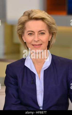 Berlin, Allemagne. 08Th Dec 2016. Ursula von der Leyen, ministre fédéral de la défense (CDU) prises le 04.12.2016, au cours de l'ARD 'talk show' Anne va discuter de la question "l'Europe dans la balance - les valeurs qui nous unissent encore ?' dans le studio Berlin-Adlershof. Photo : Karlheinz Schindler/dpa-Zentralbild/ZB | worldwide/dpa/Alamy Live News Banque D'Images