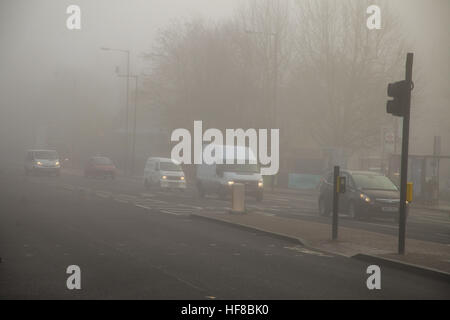 Finsbury Park, au nord de Londres, au Royaume-Uni. 28 Dec, 2016. Londres s'est réveillé d'un épais brouillard sur très froid et frosty matin à Finsbury Park, au nord de Londres © Dinendra Haria/Alamy Live News Banque D'Images