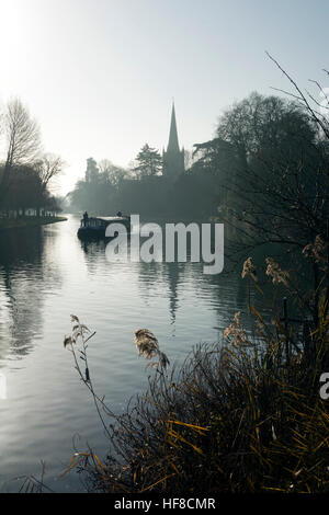 Stratford-upon-Avon, Warwickshire, Royaume-Uni. Le 28 décembre 2016. Un voyage de plaisir voile passe le long de la rivière Avon, à proximité de l'église Holy Trinity dans la douce lumière du soleil d'hiver. Crédit : Colin Underhill/Alamy Live News Banque D'Images