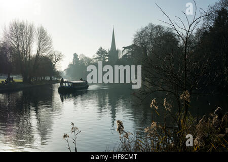 Stratford-upon-Avon, Warwickshire, Royaume-Uni. Le 28 décembre 2016. Un voyage de plaisir voile passe le long de la rivière Avon, à proximité de l'église Holy Trinity dans la douce lumière du soleil d'hiver. Crédit : Colin Underhill/Alamy Live News Banque D'Images