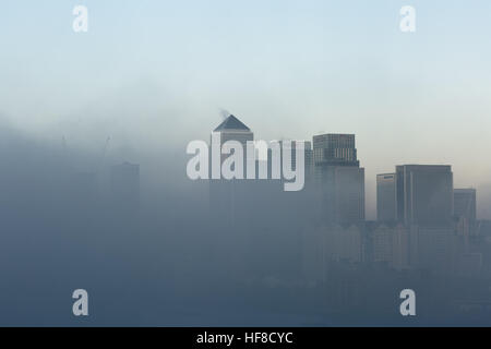 Londres, Royaume-Uni. 28 Décembre, 2016. Météo France : un épais brouillard nuages sur Canary Wharf business park bâtiment © Guy Josse/Alamy Live News Banque D'Images