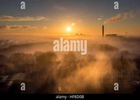 Londres, Royaume-Uni. 28 Décembre, 2016. Météo France : un épais brouillard et un coucher de soleil sur le parc de Deptford SE London © Guy Josse/Alamy Live News Banque D'Images