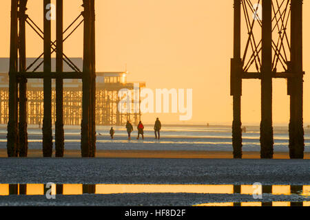 Sunset blackpool pier épontilles réflexion saison estivale Saison saisons soleil sable plage soleil ensoleillé silhouette horizon Banque D'Images