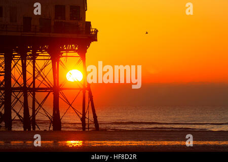 Sunset blackpool pier épontilles réflexion saison estivale Saison saisons soleil sable plage soleil ensoleillé silhouette horizon Banque D'Images