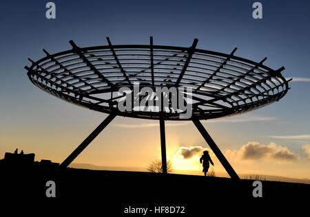 Haslingden and, Lancashire, Royaume-Uni. 28 Dec, 2016. Le soleil se couche sur une froide journée d'hiver derrière le halo panoptique, Haslingden and, Lancashire. Photo par Paul Heyes, Mercredi 28 Décembre, 2016. © Paul Heyes/Alamy Live News Banque D'Images