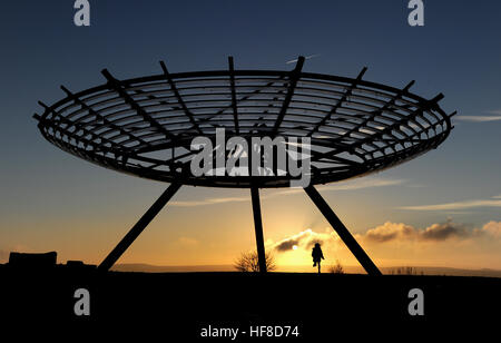 Haslingden and, Lancashire, Royaume-Uni. 28 Dec, 2016. Le soleil se couche sur une froide journée d'hiver derrière le halo panoptique, Haslingden and, Lancashire. Photo par Paul Heyes, Mercredi 28 Décembre, 2016. © Paul Heyes/Alamy Live News Banque D'Images