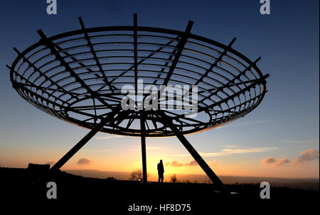 Haslingden and, Lancashire, Royaume-Uni. 28 Dec, 2016. Le soleil se couche sur une froide journée d'hiver derrière le halo panoptique, Haslingden and, Lancashire. Photo par Paul Heyes, Mercredi 28 Décembre, 2016. © Paul Heyes/Alamy Live News Banque D'Images