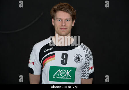 Kamen, Allemagne. 28 Dec, 2016. L'équipe nationale allemande de handball player Reichmann Tobias pose pour une photographie dans Kamen, Allemagne, 28 décembre 2016. Photo : Guido Kirchner/dpa/Alamy Live News Banque D'Images