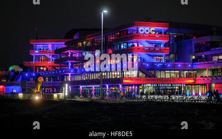 Hambourg, Allemagne. Dec 27, 2016. Le Centre des Congrès de Hambourg (CCH) est illuminé par des lumières colorées au cours de la 33e Chaos Communication Congress à Hambourg, Allemagne, 27 décembre 2016. Le deuxième plus important au monde, non commercial hacker conférence a lieu entre les 27-30 décembre 2016. Photo : Axel Heimken/dpa/Alamy Live News Banque D'Images