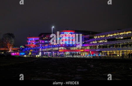 Hambourg, Allemagne. Dec 27, 2016. Le Centre des Congrès de Hambourg (CCH) est illuminé par des lumières colorées au cours de la 33e Chaos Communication Congress à Hambourg, Allemagne, 27 décembre 2016. Le deuxième plus important au monde, non commercial hacker conférence a lieu entre les 27-30 décembre 2016. Photo : Axel Heimken/dpa/Alamy Live News Banque D'Images